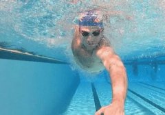 铁人三项游泳前的7个热身动作 快速拉伸避受伤